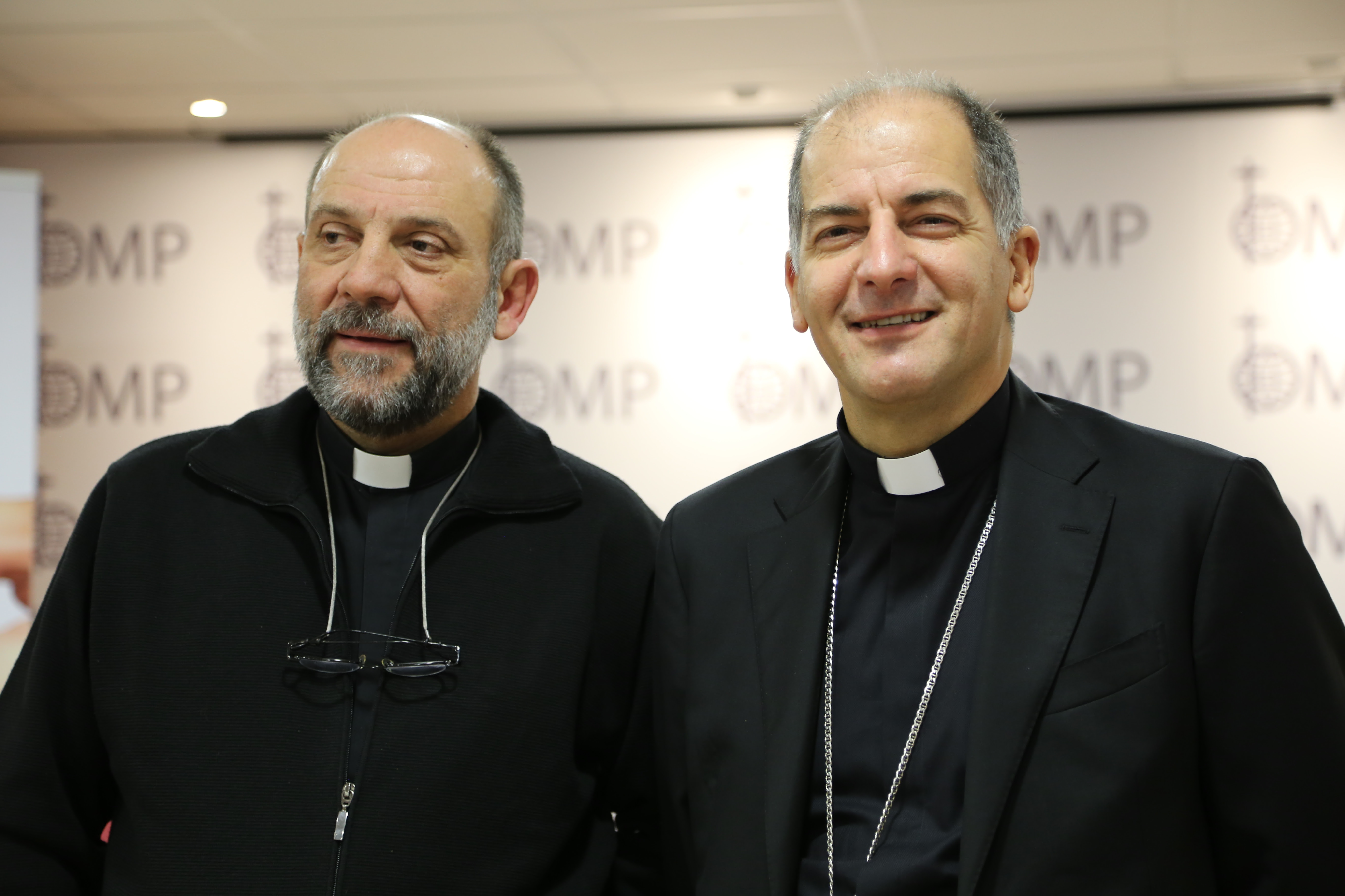 A la izquierda, José María Calderón, nuevo director nacional de Obras Misionales Pontificias; y a la derecha, Monseñor Dal Toso, presidente internacional de OMP.